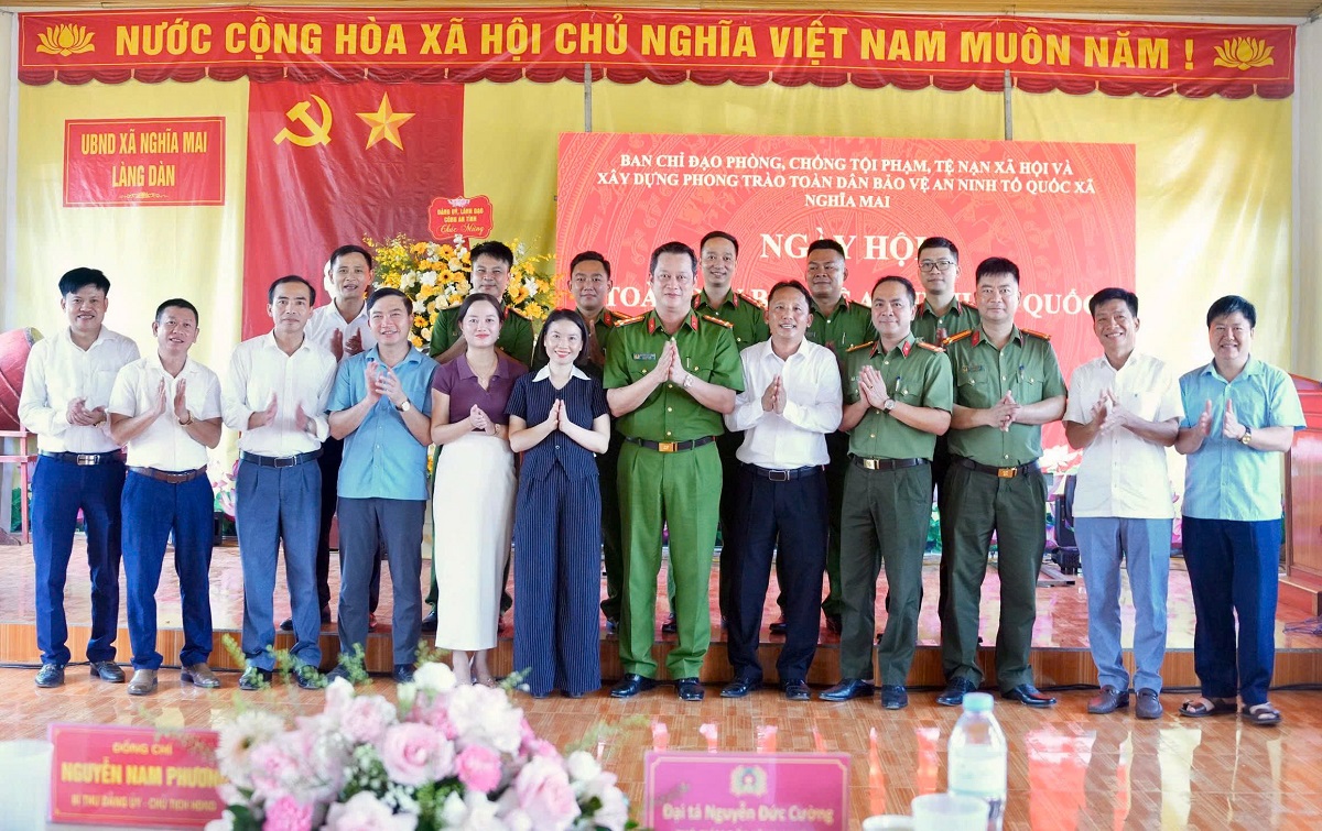 Đại biểu chụp ảnh lưu niệm