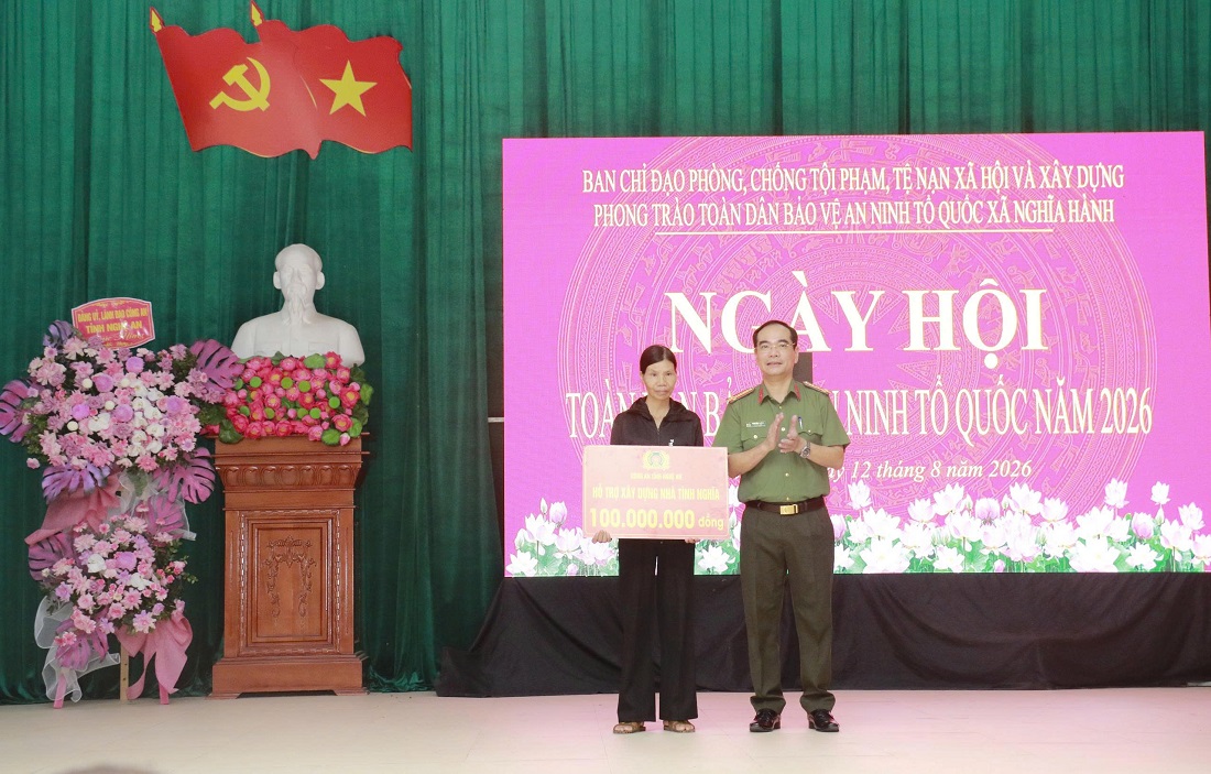 Đồng chí Đại tá Phạm Hữu Trường, Phó Giám đốc Công an tỉnh trao biểu trưng hỗ trợ xây dựng nhà tình nghĩa tặng hộ gia đình có hoàn cảnh khó khăn