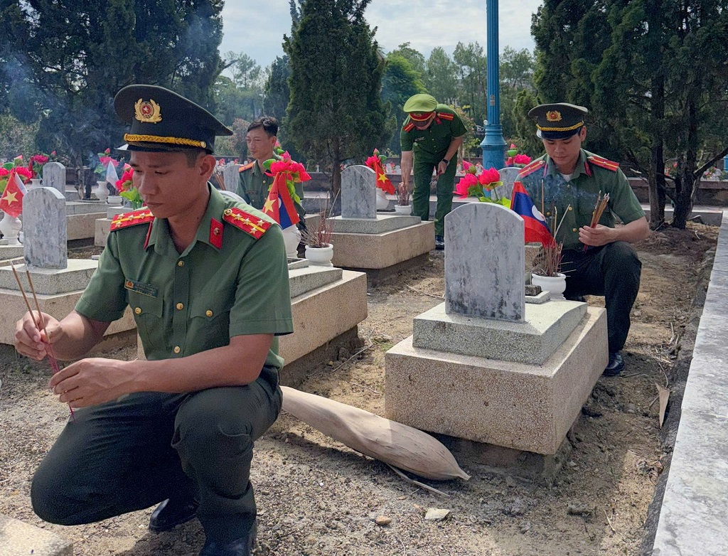 Công an xã dâng hương, dâng hoa tại Nghĩa trang Liệt sĩ 