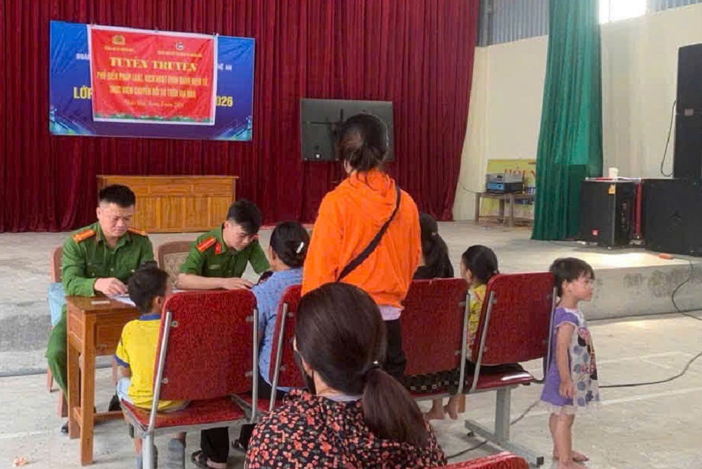 Công an xã hỗ trợ người dân kích hoạt định danh điện tử