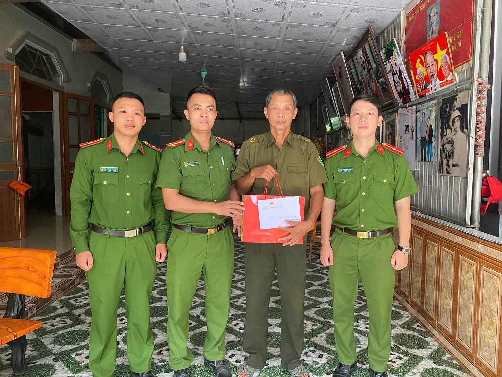 Công an xã thăm hỏi, tặng quà nhân Ngày Thương binh - Liệt sĩ