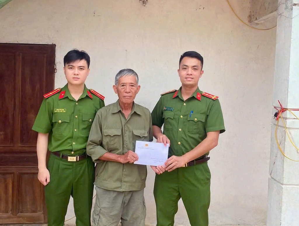 Công an xã thăm hỏi, tặng quà nhân Ngày Thương binh - Liệt sĩ