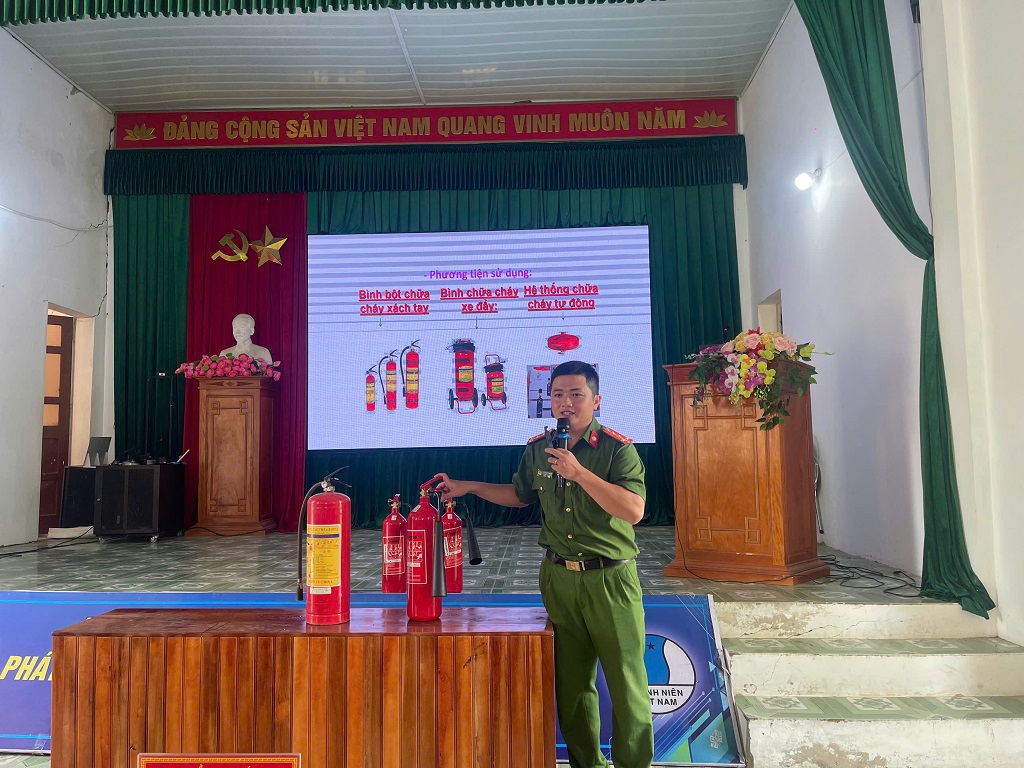 Công an xã tuyên truyền, phổ biến pháp luật