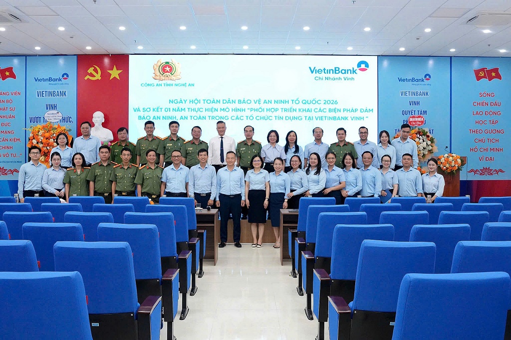 Các đại biểu chụp ảnh lưu niệm