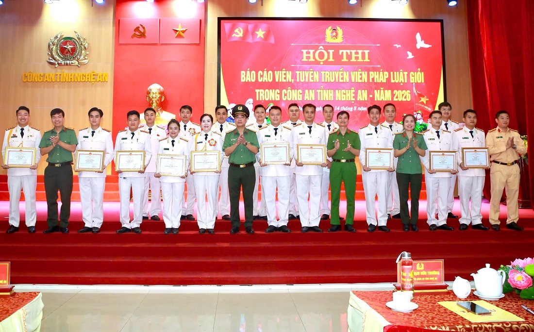 Đại biểu chụp ảnh lưu niệm cùng các đội  thi