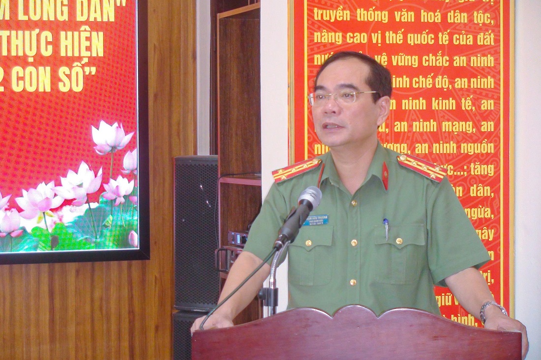 Đồng chí Đại tá Phạm Hữu Trường, Phó Giám đốc Công an tỉnh phát biểu tại buổi lễ