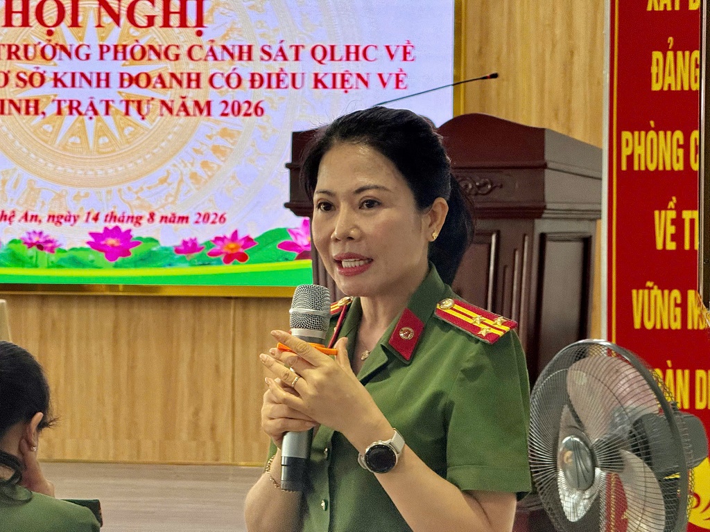 Lãnh đạo Phòng Cảnh sát QLHC về TTXH Công an tỉnh Nghệ An giải đáp những câu hỏi của doanh nghiệp