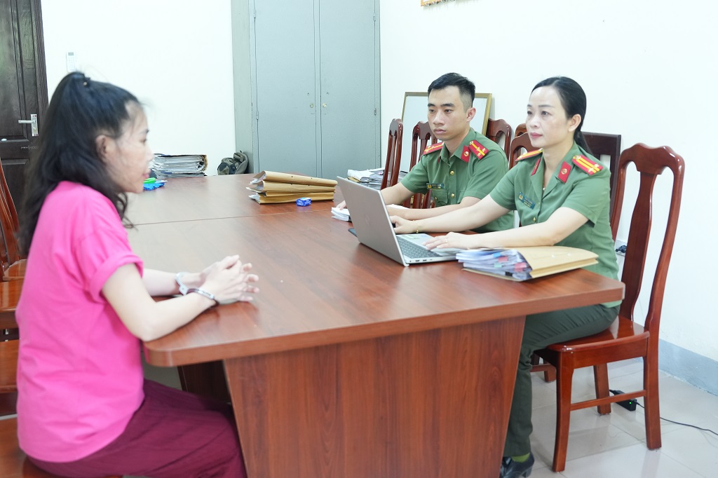 Cơ quan Công an lấy lời khai đối tượng Vũ Thị Hà