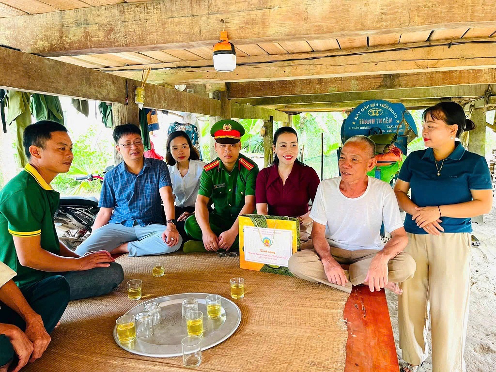 Công an xã thăm hỏi, tặng quà nhân Ngày Thương binh - Liệt sĩ