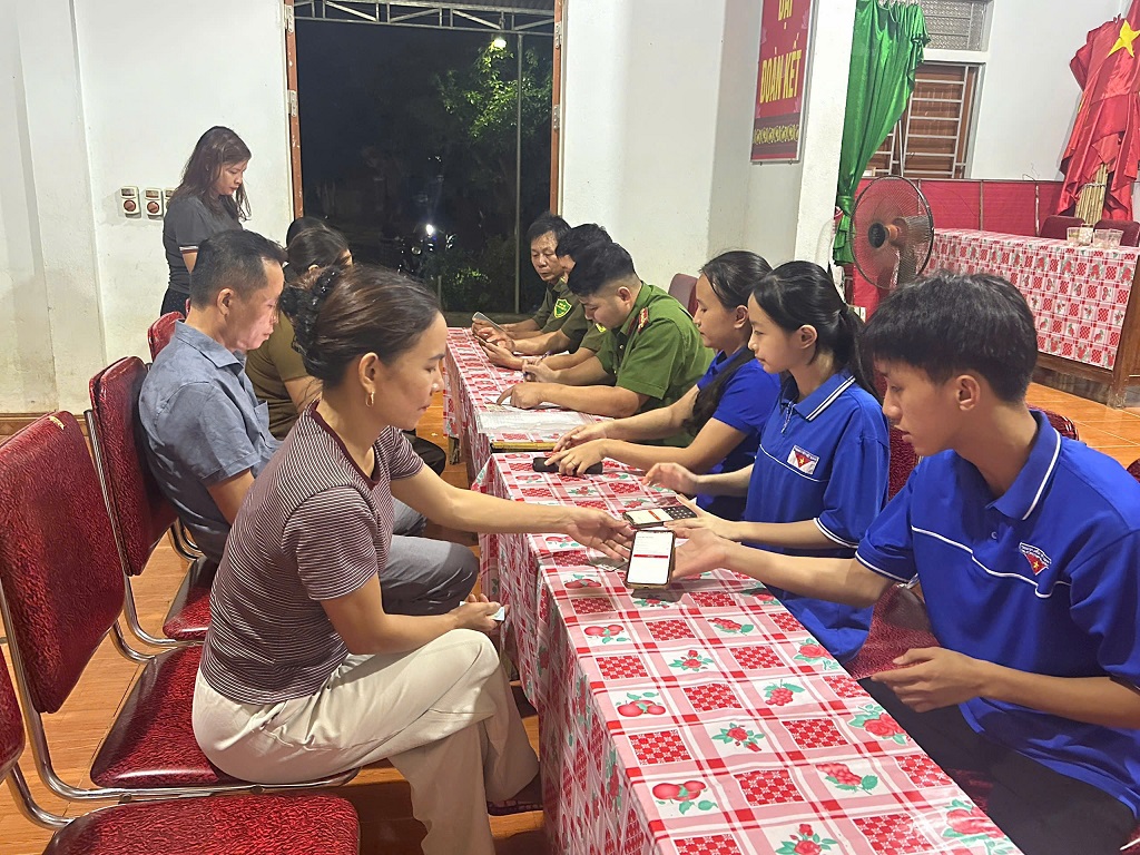 Công an xã hỗ trợ người dân