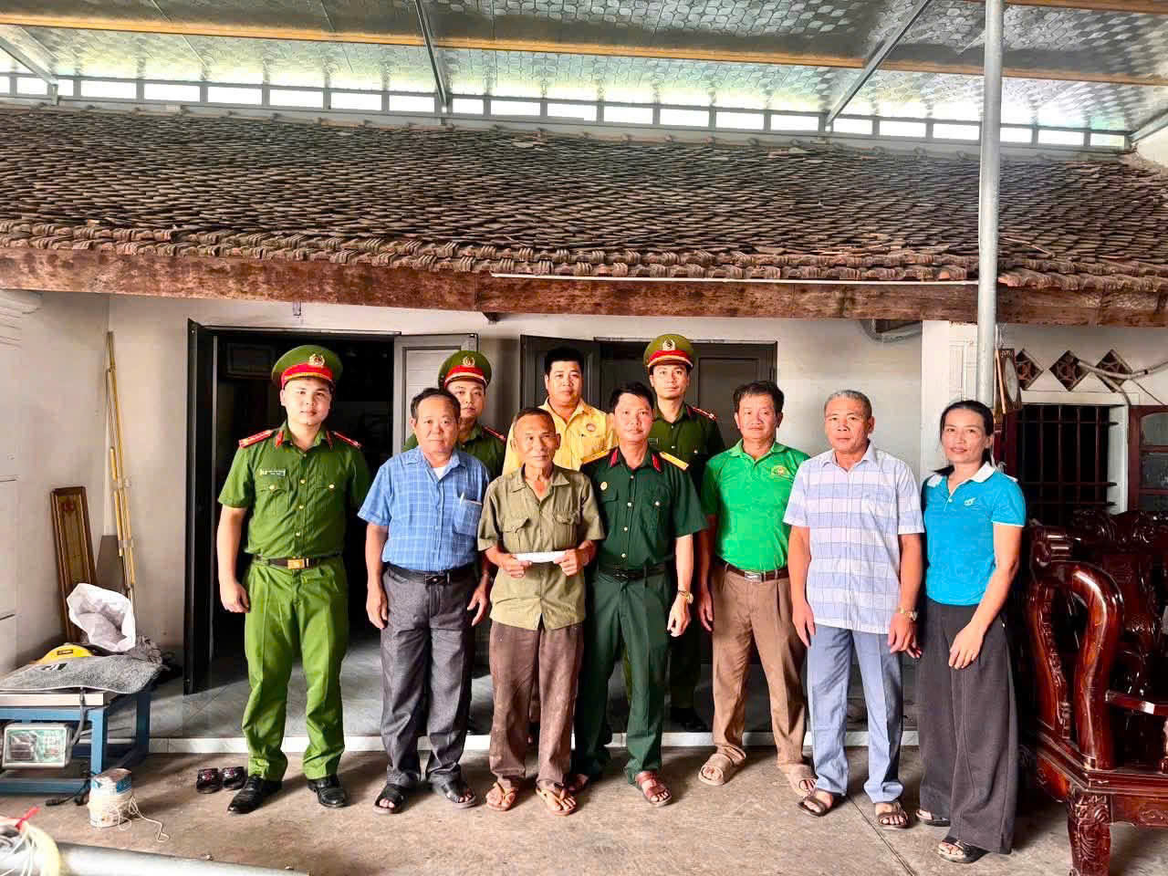 Công an xã thăm hỏi, tặng quà nhân Ngày Thương binh - Liệt sĩ