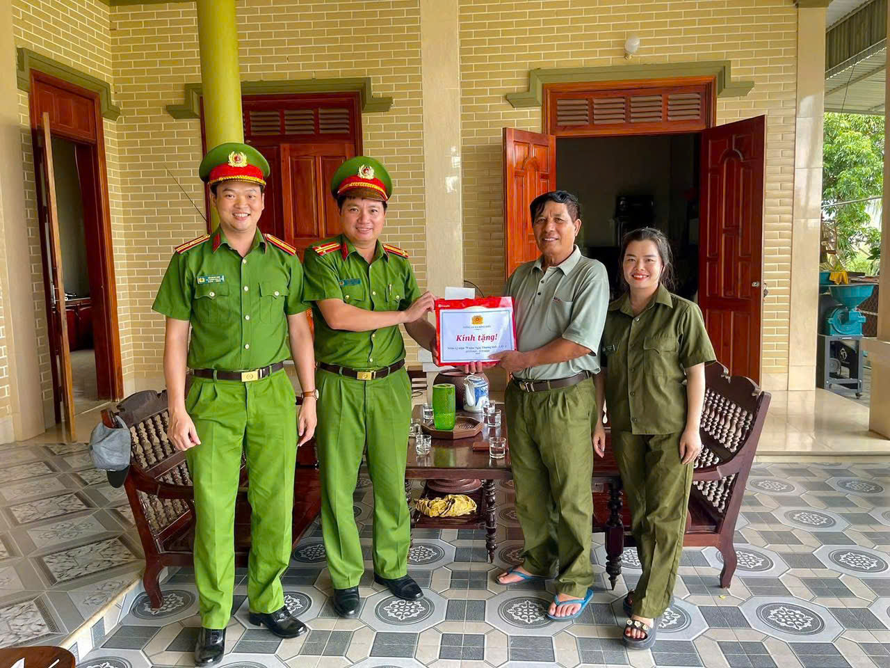 Công an xã tặng quà thương, bệnh binh