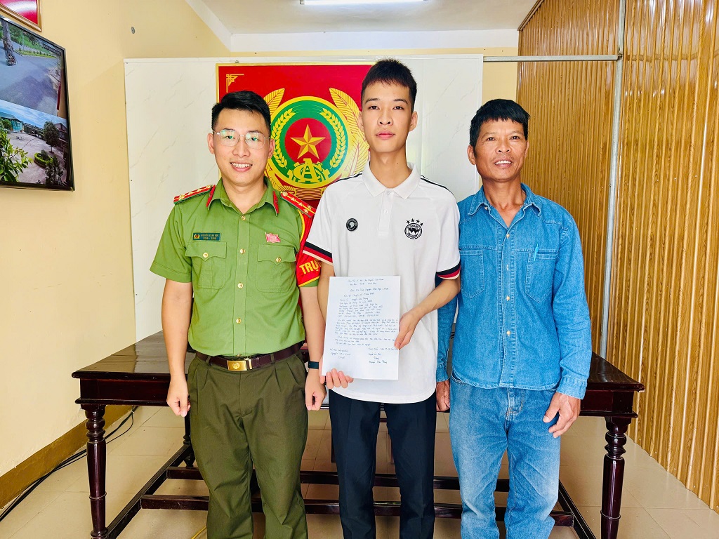 Công an xã tiếp nhận đơn tình nguyện thực hiện nghĩa vụ tham gia Công an nhân dân năm 2027