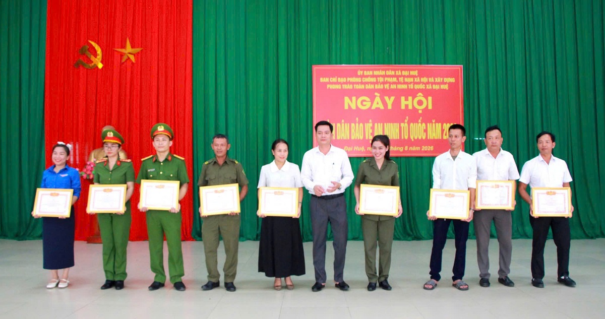 Trao thưởng cho tập thể, cá nhân có thành tích xuất sắc trong xây dựng Phong trào toàn dân bảo vệ ANTQ
