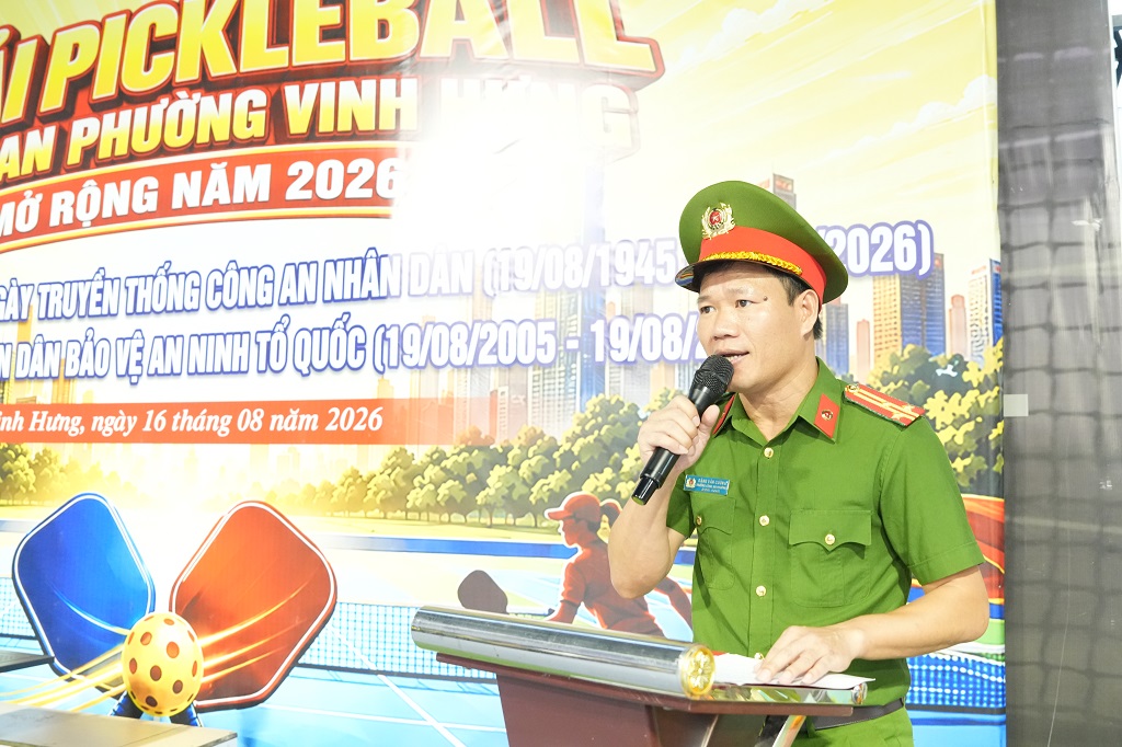 Đồng chí Thượng tá Đặng Văn Cường, Trưởng Công an phường Vinh Hưng phát biểu tại buổi lễ