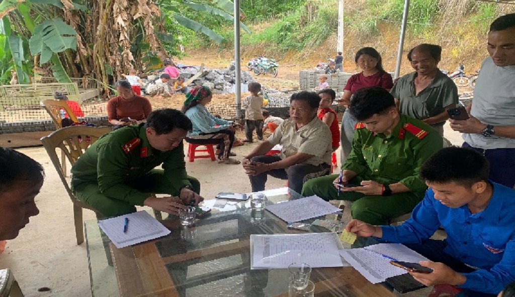 Công an xã Huồi Tụ “đi từng ngõ, gõ từng nhà” hướng dẫn dịch vụ công và kích hoạt VNeID cho người dân