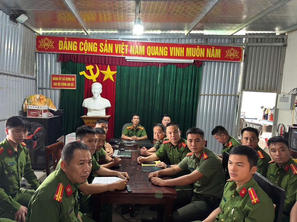 Công an xã Keng Đu học tập, nghiên cứu, triển khai thực hiện Nghị quyết Trung ương Đảng
