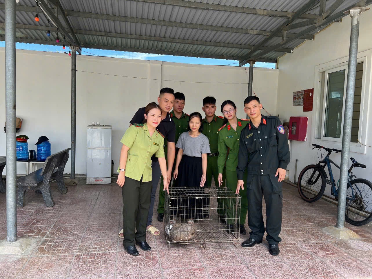 Đội Cảnh sát bảo vệ mục tiêu bàn giao cá thể tê tê cho UBND phường Vinh Lộc