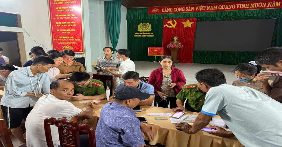Công an xã hỗ trợ người dân