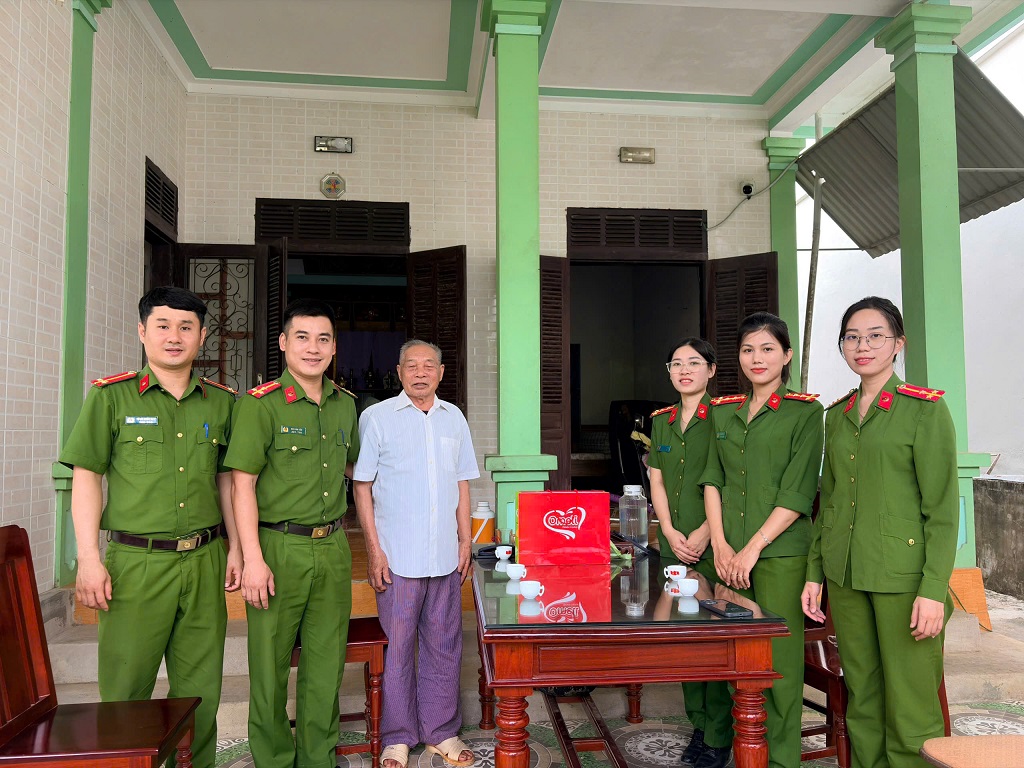 Công an xã thăm hỏi, tặng quà nhân Ngày Thương binh - Liệt sĩ