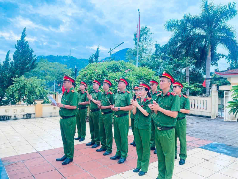 Công an xã dâng hương, dâng hoa tại Nghĩa trang Liệt sĩ 