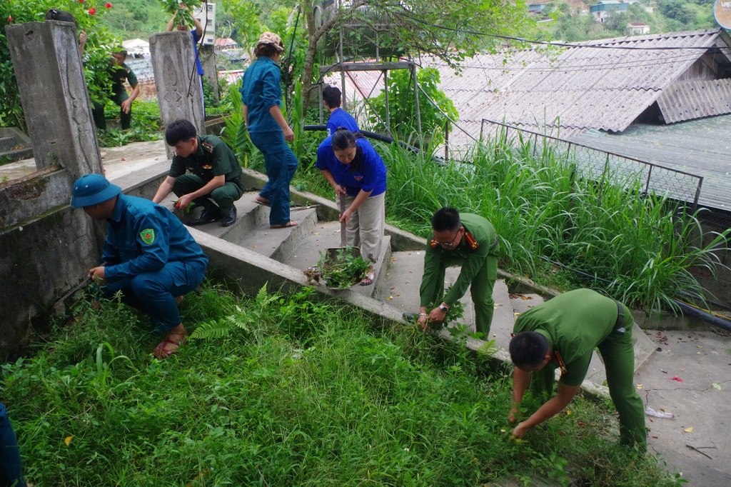 Công an xã Nậm Cắn và Đoàn Thanh niên xã dọn dẹp, vệ sinh khuôn viên Đài tưởng niệm Anh hùng Liệt sĩ