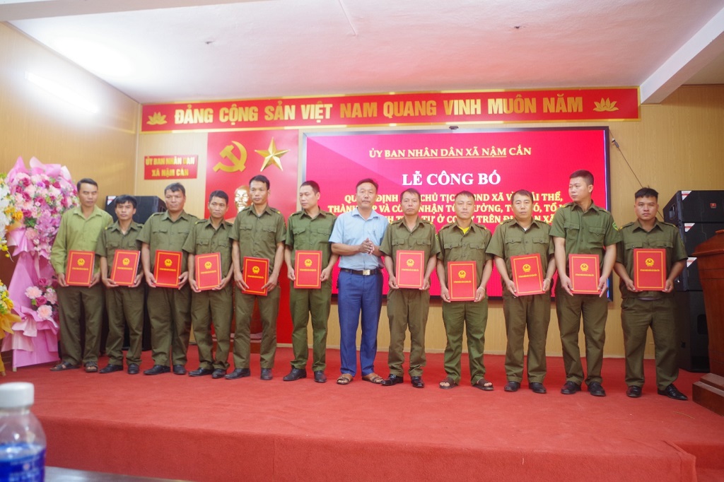 Trao Quyết định thành lập các Tổ tham gia bảo vệ an ninh, trật tự ở cơ sở