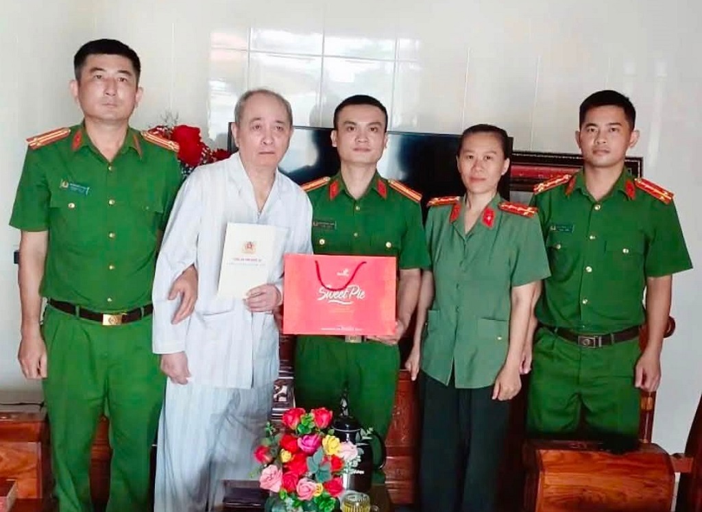 Công an xã thăm hỏi, tặng quà nhân Ngày Thương binh - Liệt sĩ