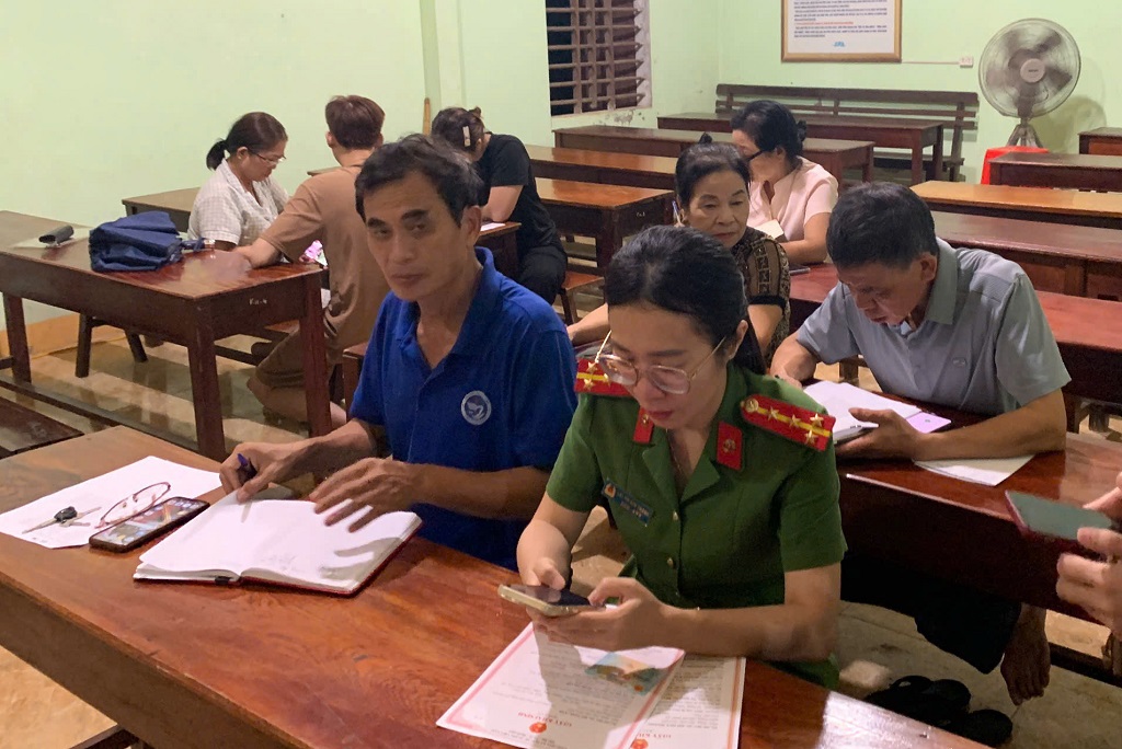 Công an xã hỗ trợ người dân
