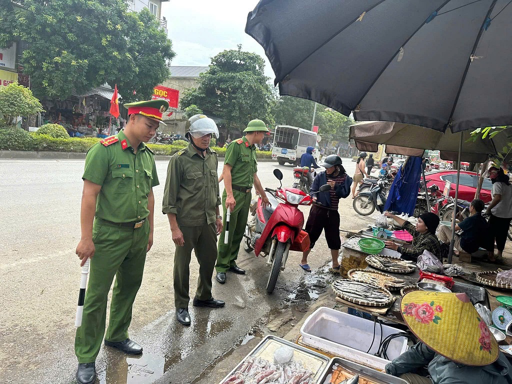 Công an xã tuyên truyền người dân chấp hành quy định pháp luật