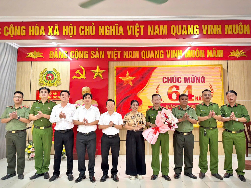 Công an xã đón nhận bó hoa từ đại diện Lãnh đạo cấp ủy, chính quyền xã Anh Sơn