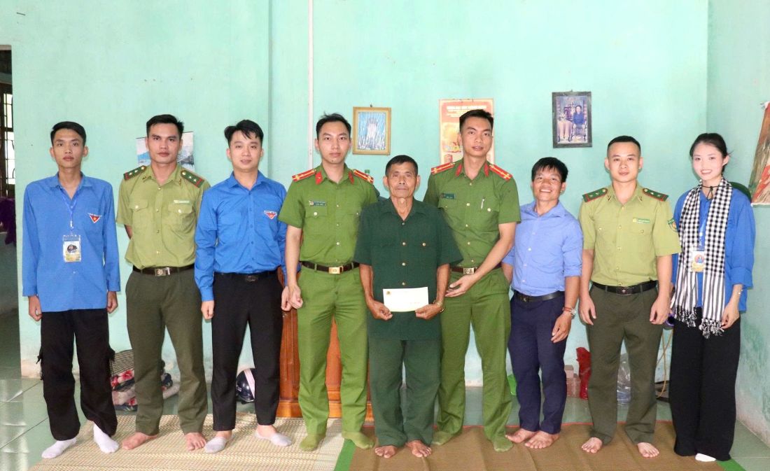 Tặng quà gia đình thương binh, liệt sĩ 