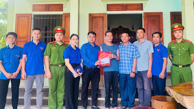 Công an xã phối hợp tặng quà và trao di ảnh Anh hùng liệt sĩ được phục dựng đến thân nhân liệt sĩ