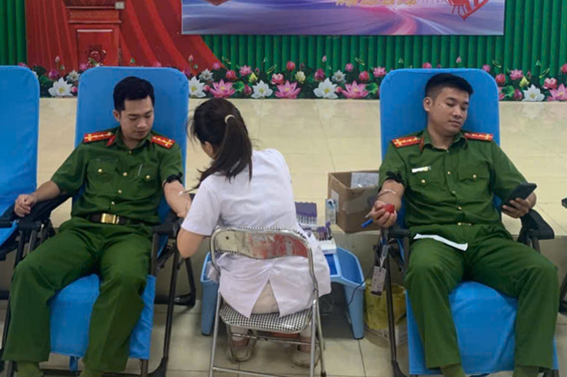 Cán bộ, chiến sĩ tham gia hiến máu cứu người