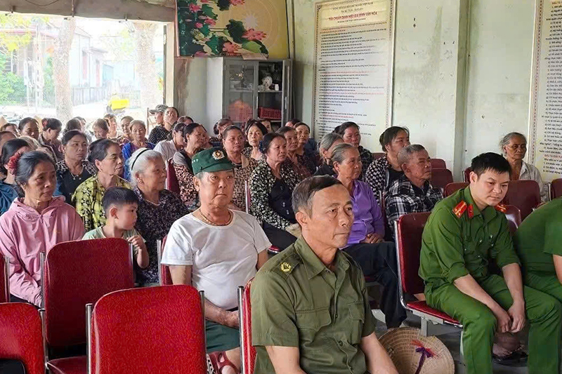Đông đảo người dân tham gia buổi tuyên truyền