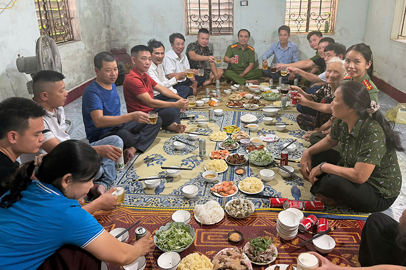 Công an xã tổ chức “Bữa cơm yêu thương” tại gia đình thân nhân liệt sĩ