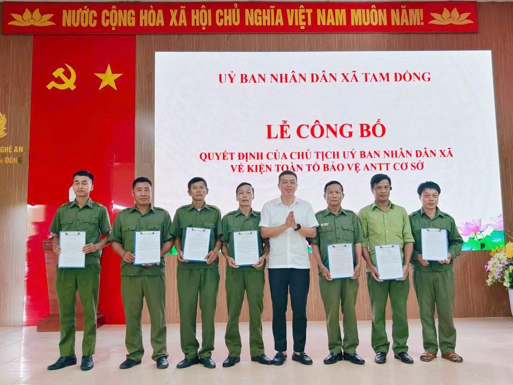 Trao Quyết định thành lập cho các Tổ bảo vệ ANTT ở cơ sở