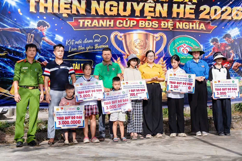 Trao quà hỗ trợ học sinh có hoàn cảnh khó khăn và gia đình có hoàn cảnh khó khăn