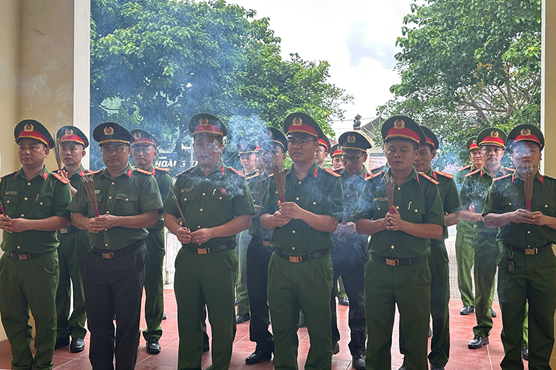 Công an xã dâng hương tưởng niệm các Anh hùng liệt sĩ