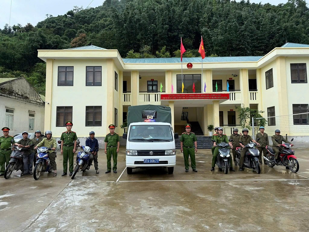 Công an xã Mường Lống ra quân xử lý vi phạm lấn chiếm hành lang an toàn giao thông