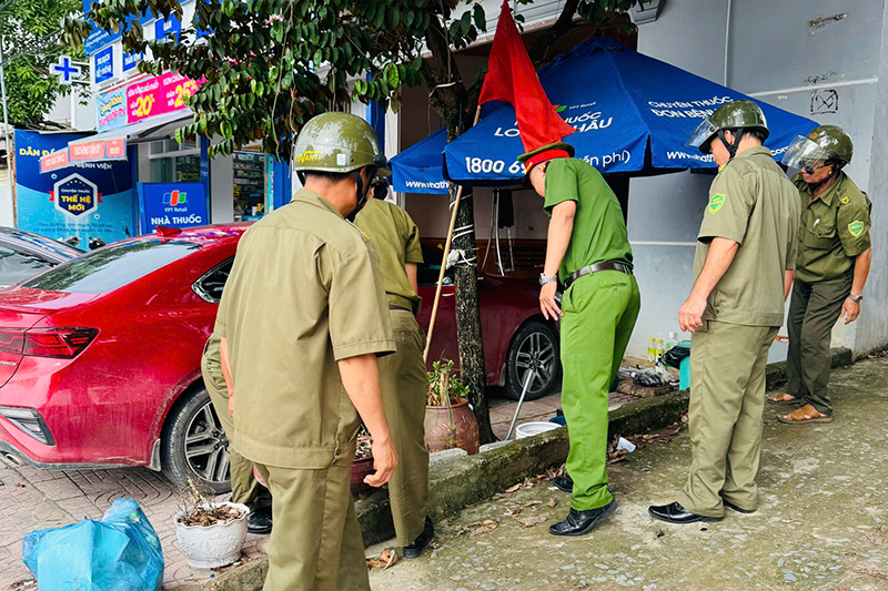 Lực lượng chức năng kiểm tra, xử lý tình trạng lấn chiếm lòng, lề đường, vỉa hè để kinh doanh
