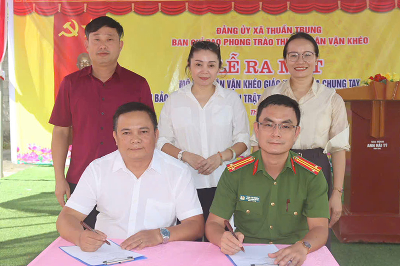 Ký cam kết thực hiện mô hình