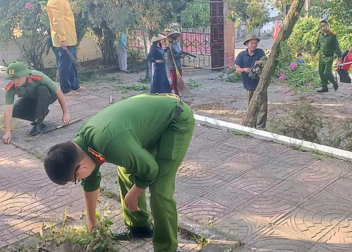 Cán bộ, chiến sĩ dọn dẹp vệ sinh, cắt tỉa cây xanh