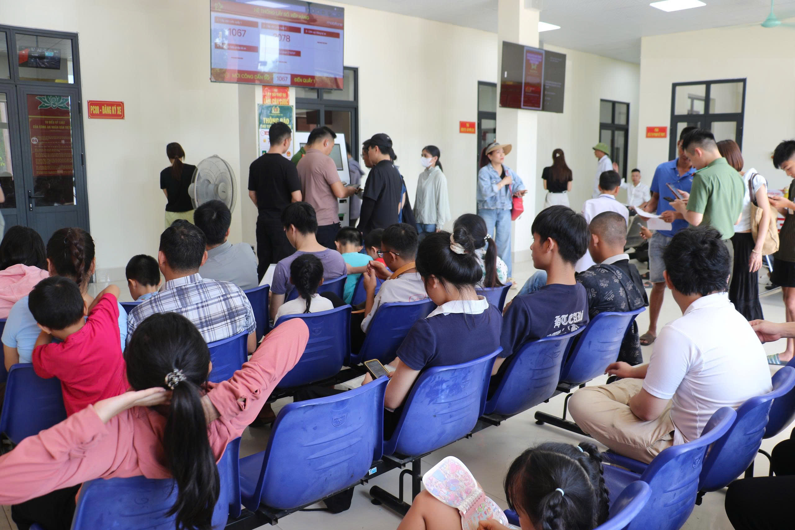 Ngày đầu tiên Trung tâm hành chính công Công an tỉnh Nghệ An đi vào hoạt động, số lượng người dân đến giải quyết thủ tục hành chính rất đông