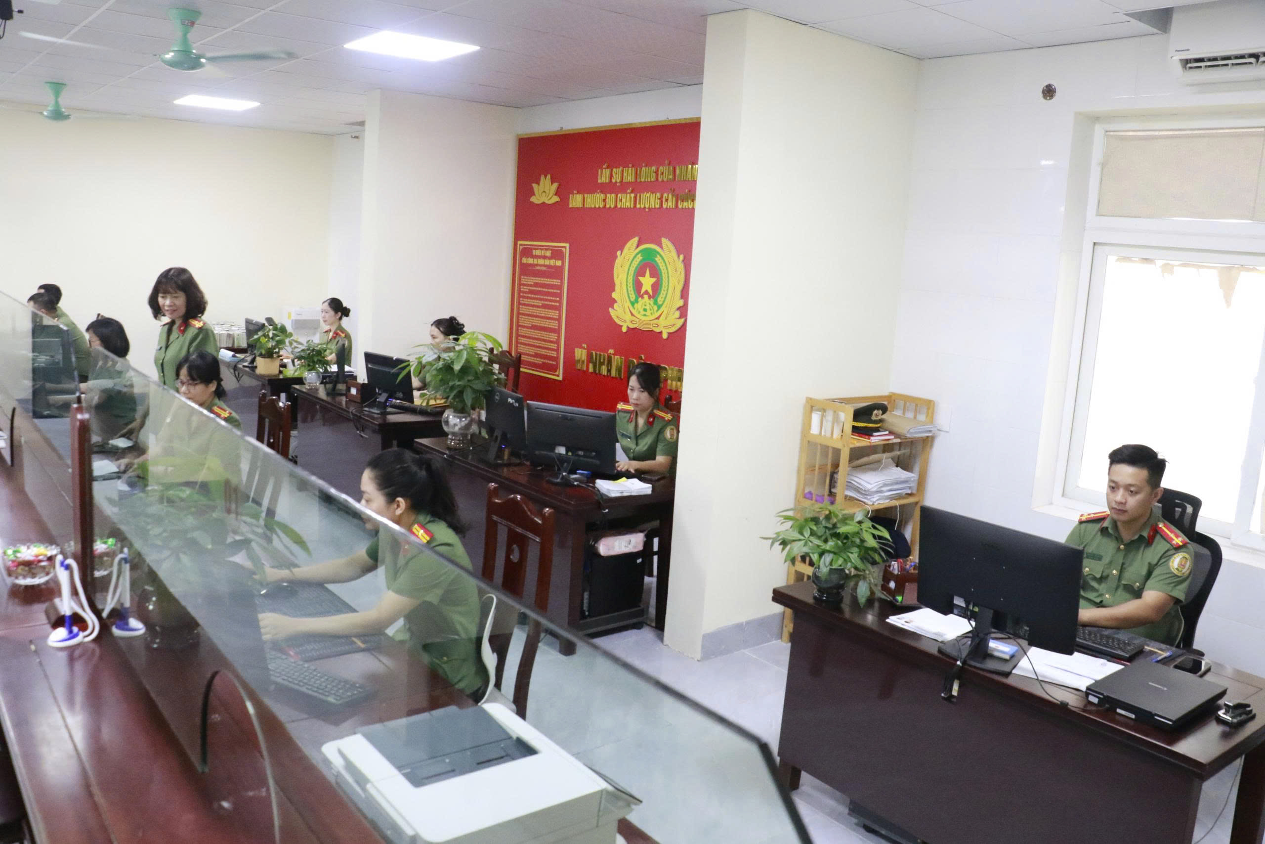 Điều kiện về cơ sở vật chất, trang thiết bị, nhân lực đảm bảo phục vụ tốt nhu cầu của tổ chức, cá nhân