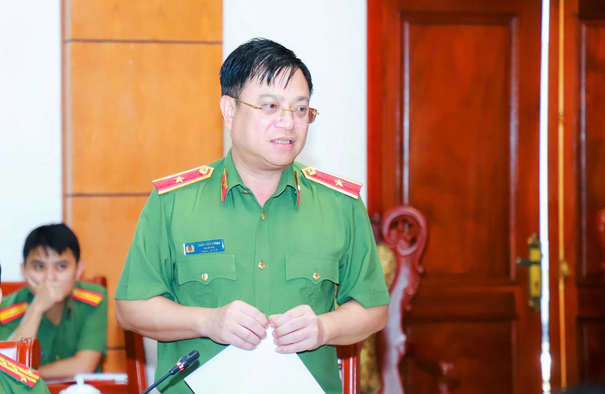 Đồng chí Thiếu tướng Đinh Việt Dũng - Ủy viên Ban Thường vụ Tỉnh ủy, Bí thư Đảng ủy, Giám đốc Công an tỉnh phát biểu tại Hội nghị