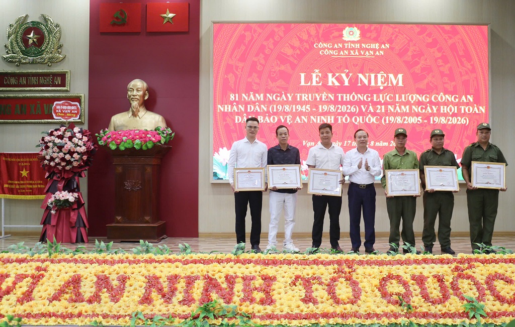Trao Giấy khen của UBND xã tặng cá nhân có thành tích xuất sắc trong Phong trào toàn dân bảo vệ an ninh Tổ quốc