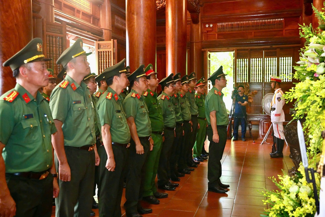 Đoàn đại biểu tưởng nhớ công lao của Chủ tịch Hồ Chí Minh