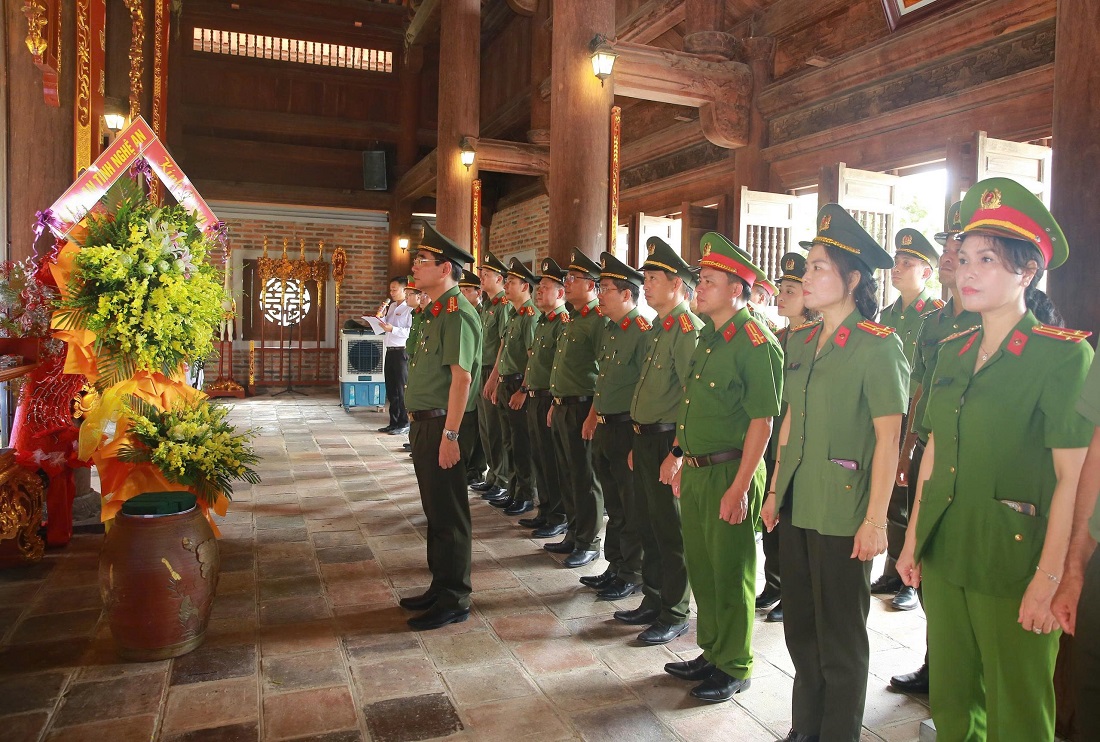 Đồng chí Đại tá Phạm Hữu Trường, Phó Giám đốc Công an tỉnh và đoàn đại biểu dâng hoa, dâng hương tại Đền Chung Sơn