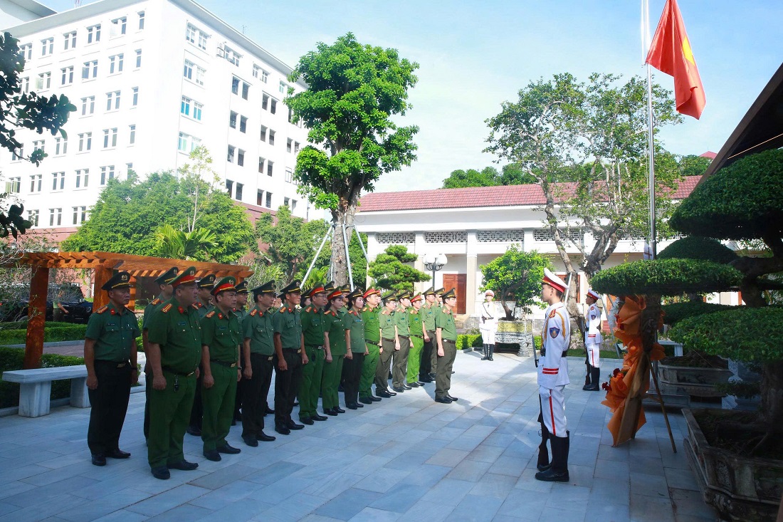 Đồng chí Đại tá Phạm Hữu Trường, Phó Giám đốc Công an tỉnh dâng hoa, dâng hương tại Nhà tưởng niệm Chủ tịch Hồ Chí Minh trong khuôn viên Công an tỉnh